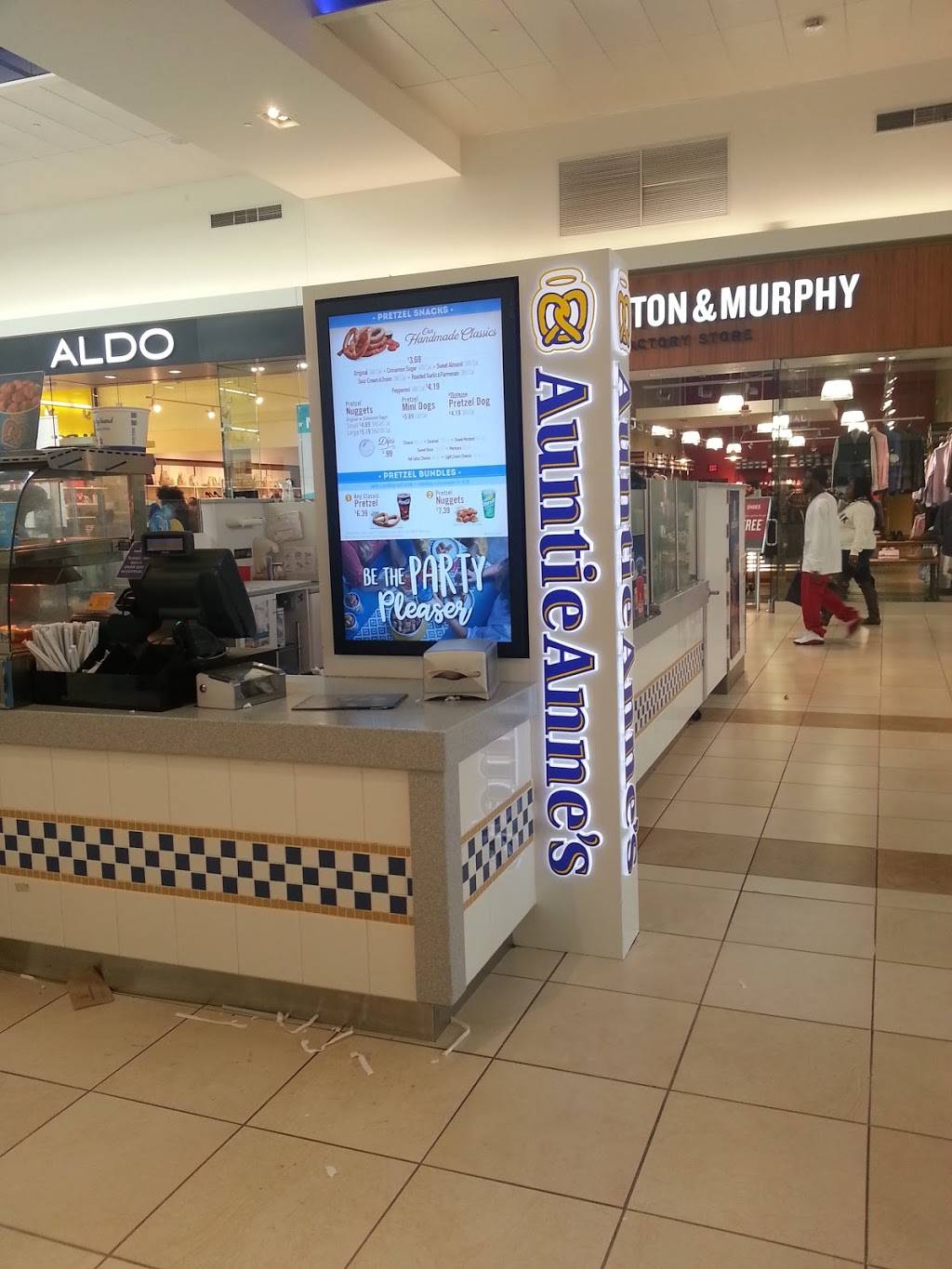 Auntie Annes | cafe | I-94 @, Balmoral Ave, Rosemont, IL 60018, USA | 8479281962 OR +1 847-928-1962