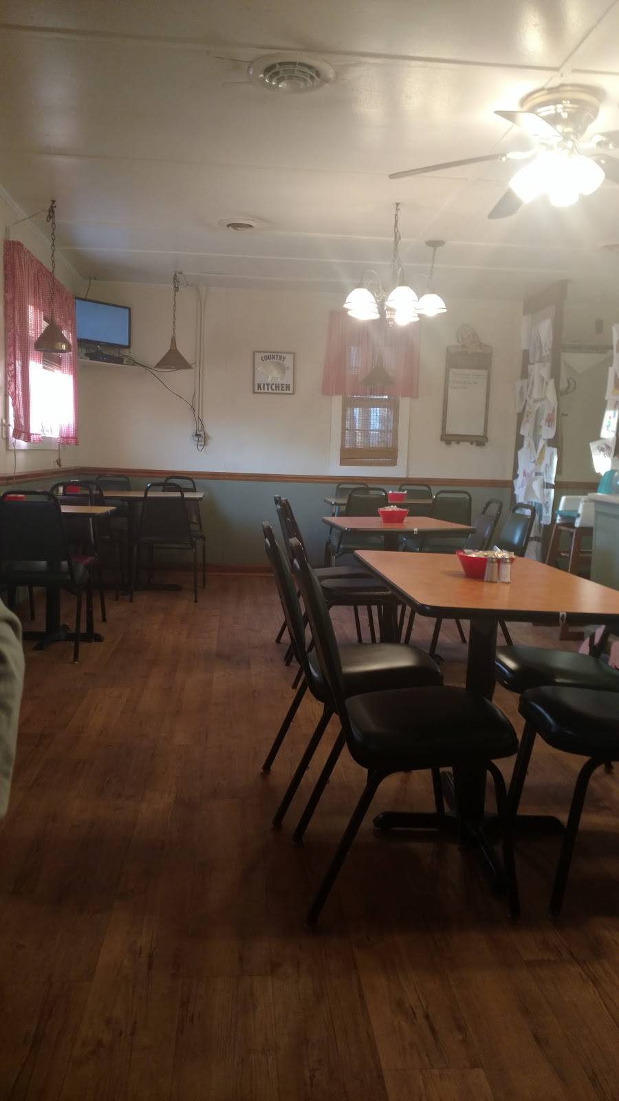 Sissys Country Kitchen | restaurant | 6066 Huell Matthews Hwy, South Boston, VA 24592, USA | 4345757479 OR +1 434-575-7479