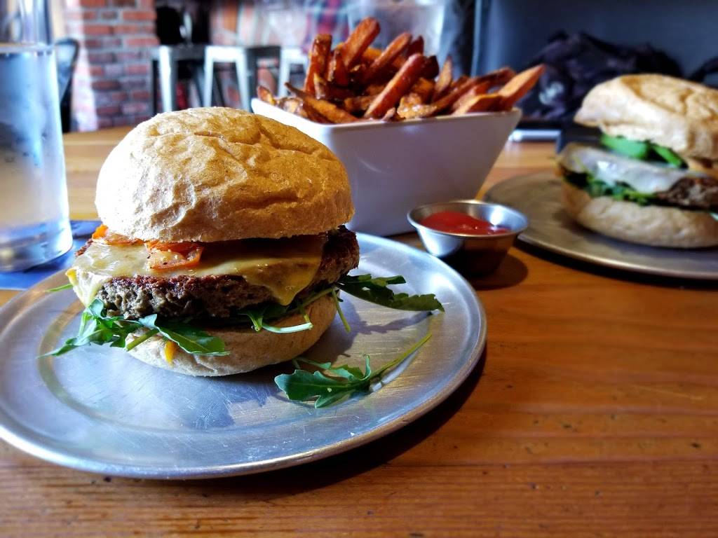 Stout Burgers and Beers | restaurant | 111 Santa Monica Blvd, Santa Monica, CA 90401, USA | 3102608679 OR +1 310-260-8679