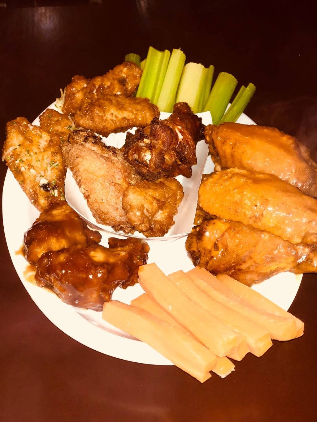 Burger District Gourmet Burgers and Bar | restaurant | 2024 Wilson Blvd, Arlington, VA 22201, USA | 7035272160 OR +1 703-527-2160