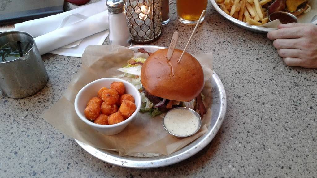 Lazy Dog Restaurant & Bar | restaurant | 172 W Hillcrest Dr, Thousand Oaks, CA 91360, USA | 8054495206 OR +1 805-449-5206