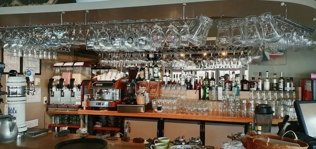 Resto de la Plage | restaurant | 4879 Chemin Royal, Saint-Jean-de-lÎle-dOrléans, QC G0A 3W0, Canada | 4188293315 OR +1 418-829-3315