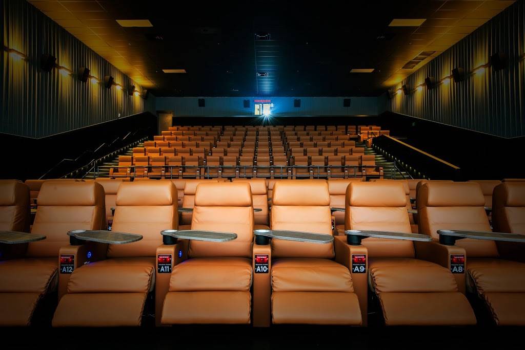 Studio Movie Grill | restaurant | 2733 Calloway Dr, Bakersfield, CA 93312, USA | 6615352292 OR +1 661-535-2292