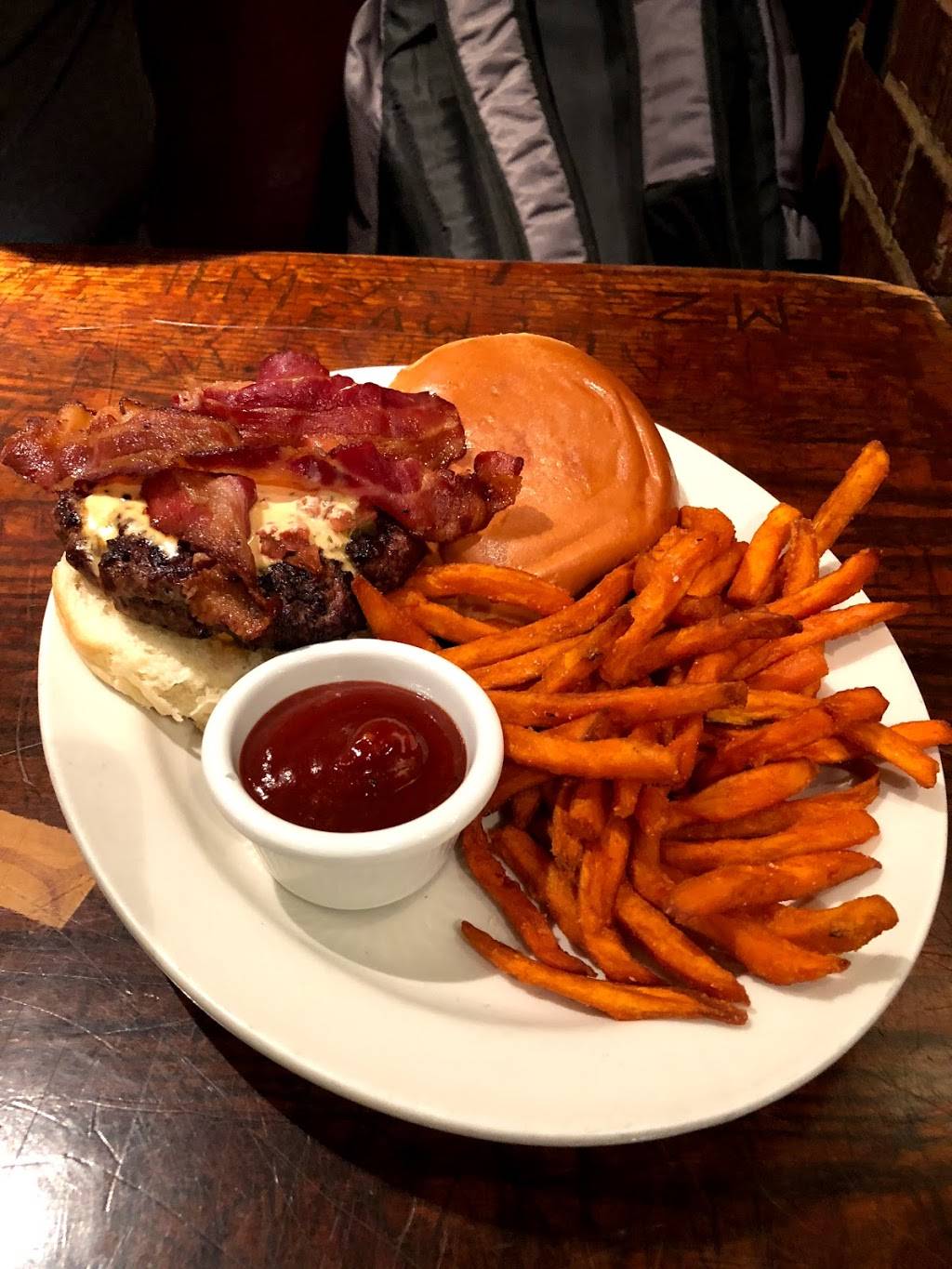 The Tombs | restaurant | 1226 36th St NW, Washington, DC 20007, USA | 2023376668 OR +1 202-337-6668