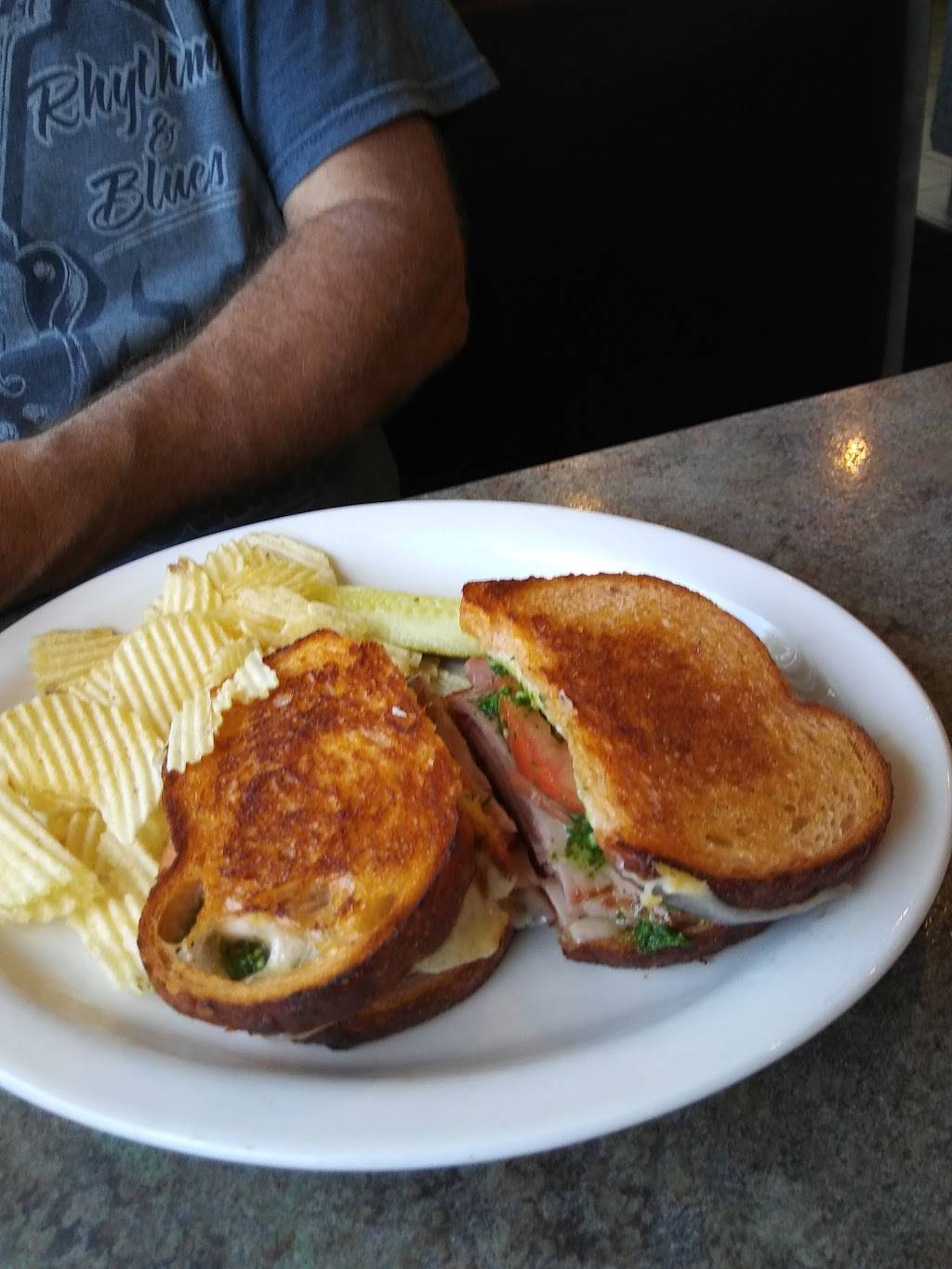 Island Coney | restaurant | 8200 Macomb St, Grosse Ile Township, MI 48138, USA | 7346926639 OR +1 734-692-6639