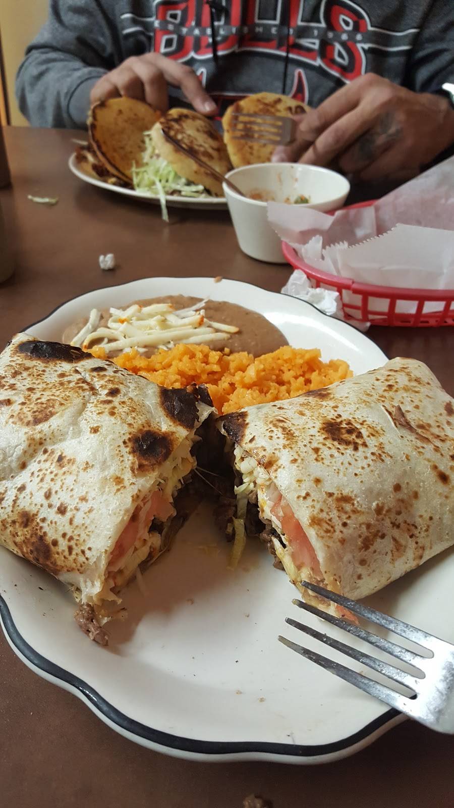 Nuevo Poncitlan | restaurant | 6322 W 26th St, Berwyn, IL 60402, USA | 7084845944 OR +1 708-484-5944