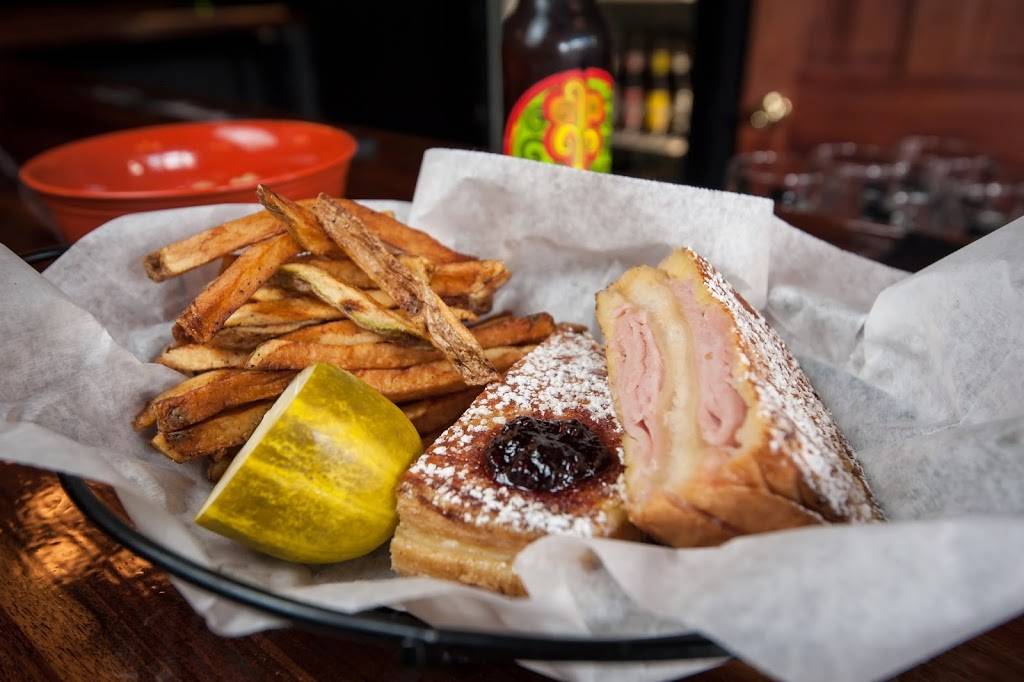 Mojos Bar & Grille | restaurant | 109 E Main St, Troy, OH 45373, USA | 9375529172 OR +1 937-552-9172