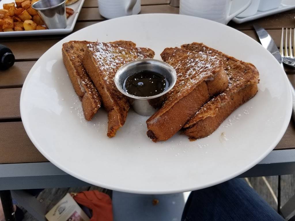 Salt Water Harborside Dining | restaurant | 49 Americas Cup Ave, Newport, RI 02840, USA | 4018483303 OR +1 401-848-3303