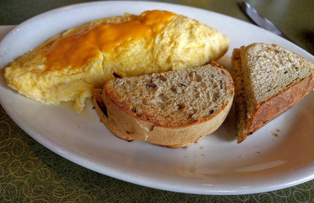 Brady Js | restaurant | 24 Maple Ave, Bloomfield, NY 14469, USA | 5856574611 OR +1 585-657-4611