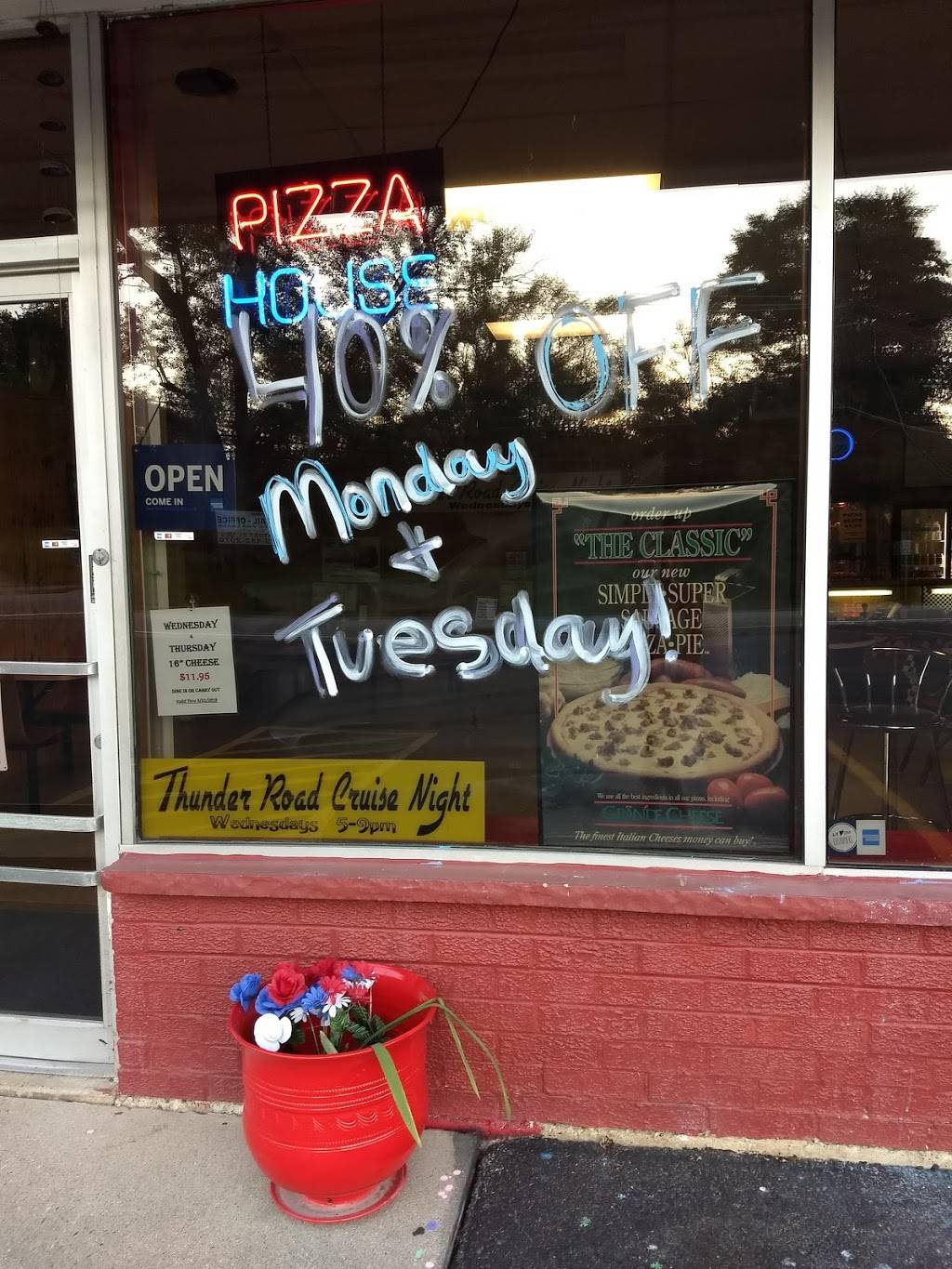 Pizza House | restaurant | 4216 N Johnsburg Rd, Johnsburg, IL 60051, USA | 8157591682 OR +1 815-759-1682