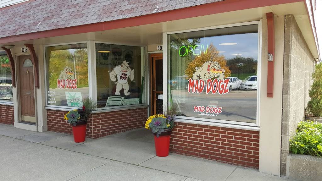 Mad Dogz | restaurant | 3916 W River Dr NE, Comstock Park, MI 49321, USA | 6166479449 OR +1 616-647-9449