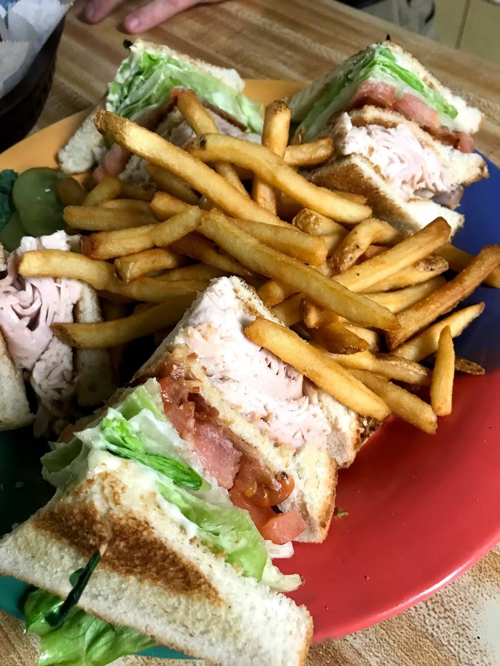 DJs Famous Wings | restaurant | 874 Main St, Falmouth, MA 02540, USA | 5084579464 OR +1 508-457-9464