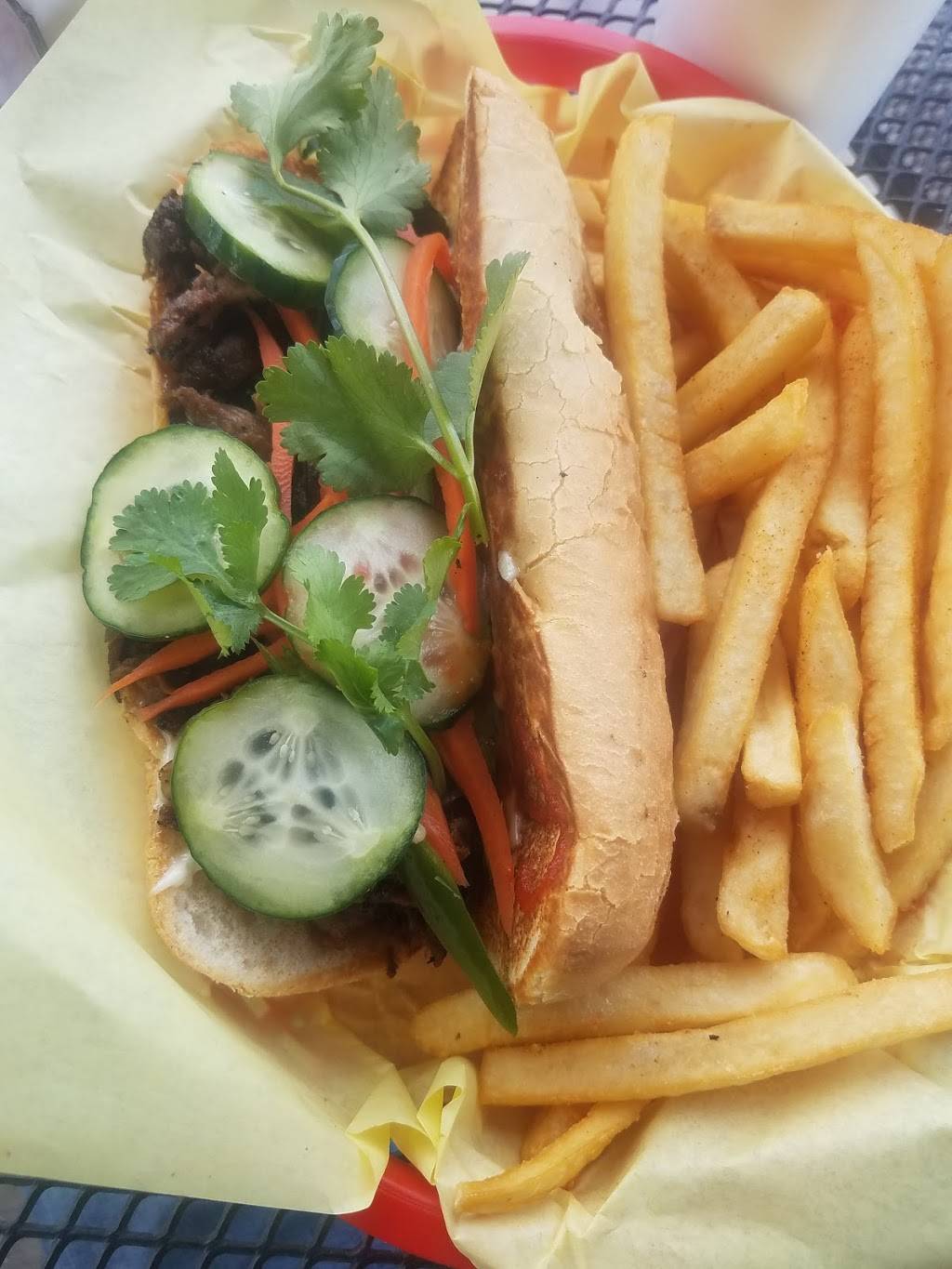 Bennys Burgers and BBQ | restaurant | 10001 W Bell Rd, Sun City, AZ 85351, USA | 6238152156 OR +1 623-815-2156