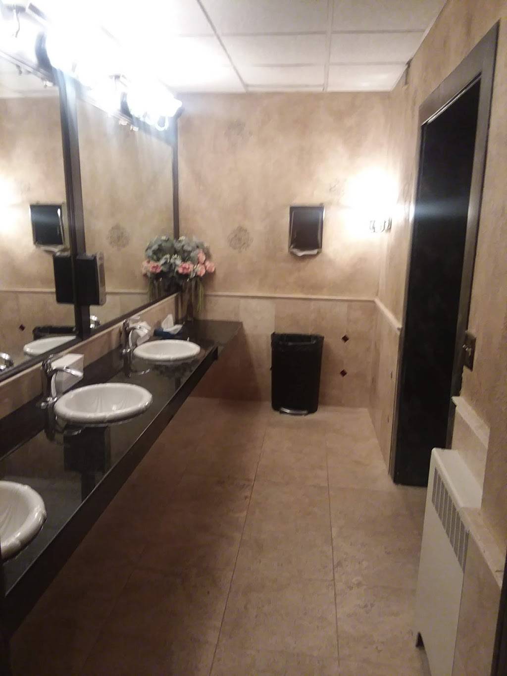 Inn On Broadway | restaurant | 26 Broadway, Rochester, NY 14607, USA | 5852323595 OR +1 585-232-3595