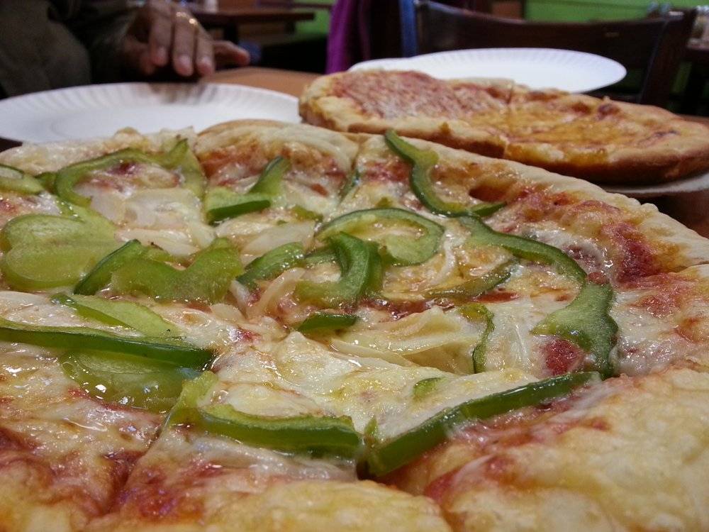 Singas Famous Pizza | restaurant | 1655 Oak Tree Road # 175, Edison, NJ 08820, USA | 7325498665 OR +1 732-549-8665