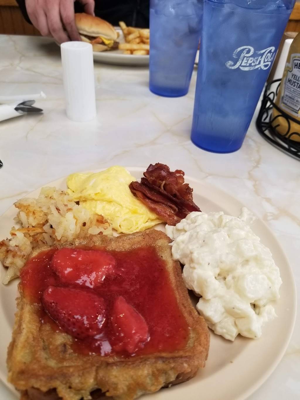 Muscatine Family Restaurant | restaurant | 1903 Park Ave, Muscatine, IA 52761, USA | 5632635490 OR +1 563-263-5490