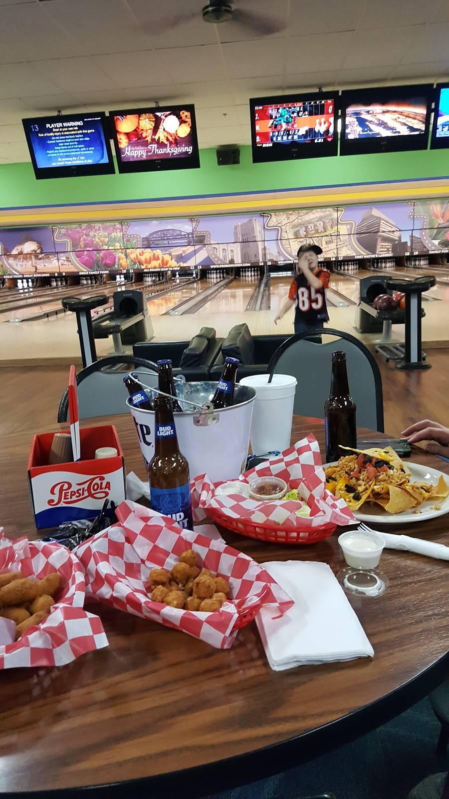 Pro Bowl West | restaurant | 1455 Goshen Rd, Fort Wayne, IN 46808, USA | 2604824889 OR +1 260-482-4889
