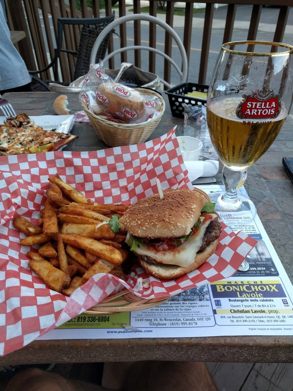 Cafe Bistro Pub Pile Ou Face | restaurant | 226 Rue Principale, Saint-Léonard-dAston, QC J0C 1M0, Canada | 8193992440 OR +1 819-399-2440