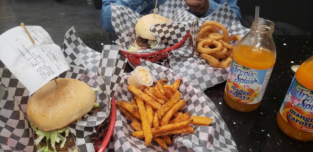 Mini Moes Burgers Fries and Funnel Cakes | restaurant | 1961 Lawrence Ave E #1, Scarborough, ON M1R 2Y8, Canada | 6473516637 OR +1 647-351-6637