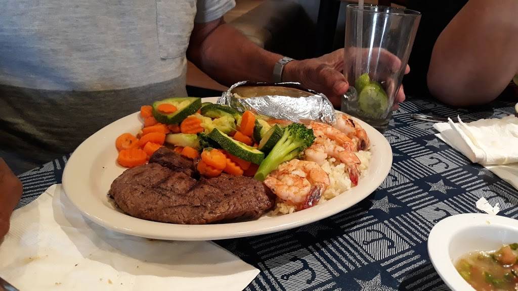 Villa Del Mar | restaurant | 5668 N Mesa St, El Paso, TX 79912, USA | 9155841888 OR +1 915-584-1888