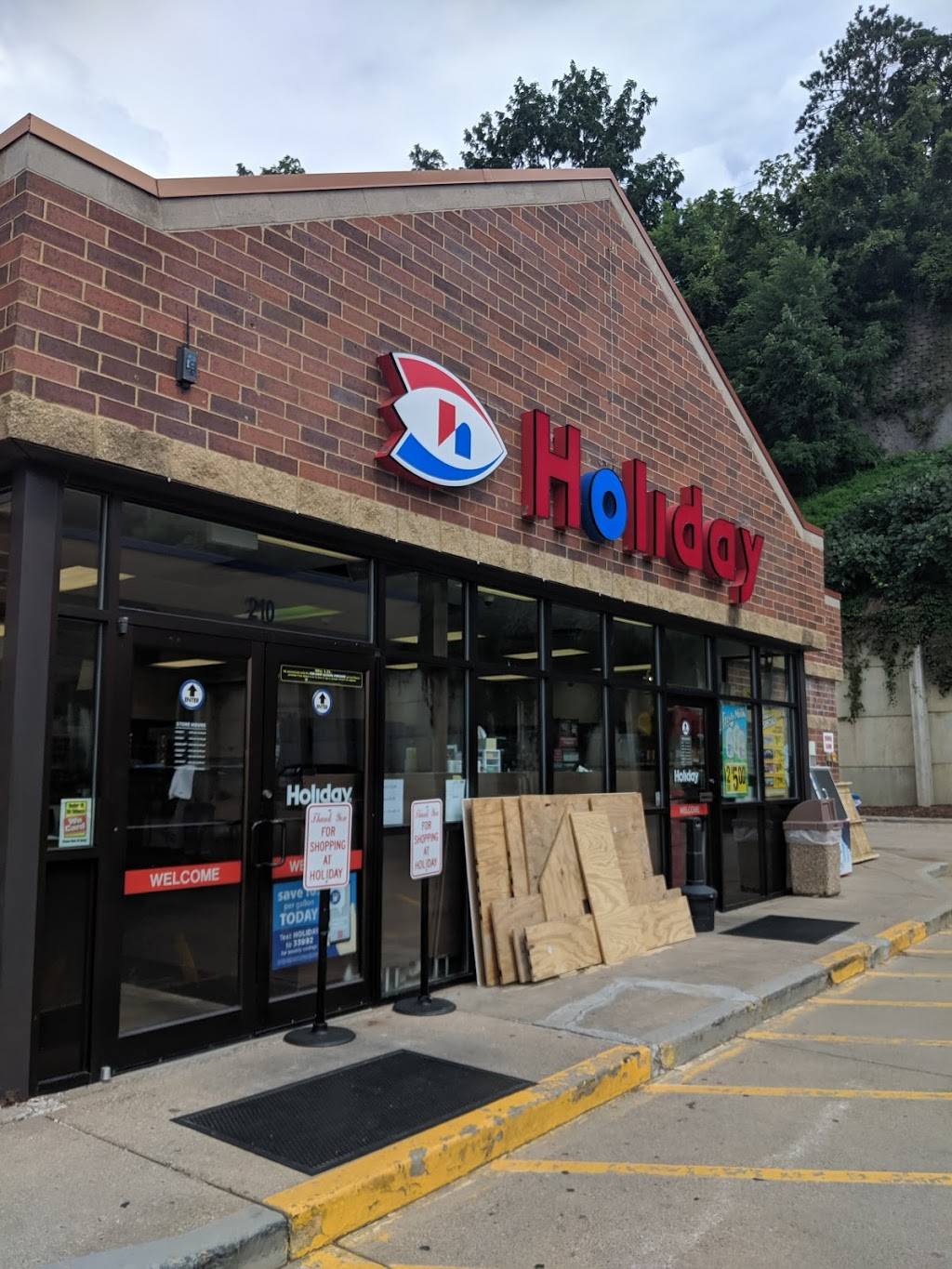 Holiday Stationstores | cafe | 100 2nd St, Hudson, WI 54016, USA | 7153869491 OR +1 715-386-9491