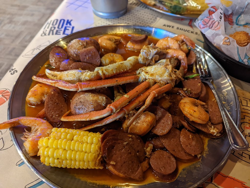 Hook & Reel Cajun Seafood & Bar | restaurant | 353 S Rock Rd, Wichita, KS 67207, USA | 3163589689 OR +1 316-358-9689