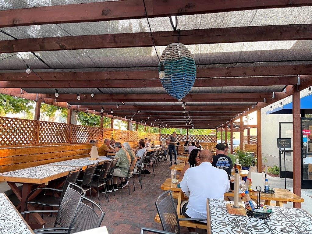 Four Tunas Fish & Bar | restaurant | 601 N Broadway STE D, Escondido, CA 92025, USA | 7609753950 OR +1 760-975-3950