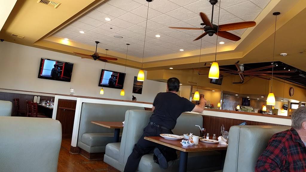 The Broken Yolk Cafe | restaurant | 2434 Vista Way, Oceanside, CA 92054, USA | 7609679655 OR +1 760-967-9655