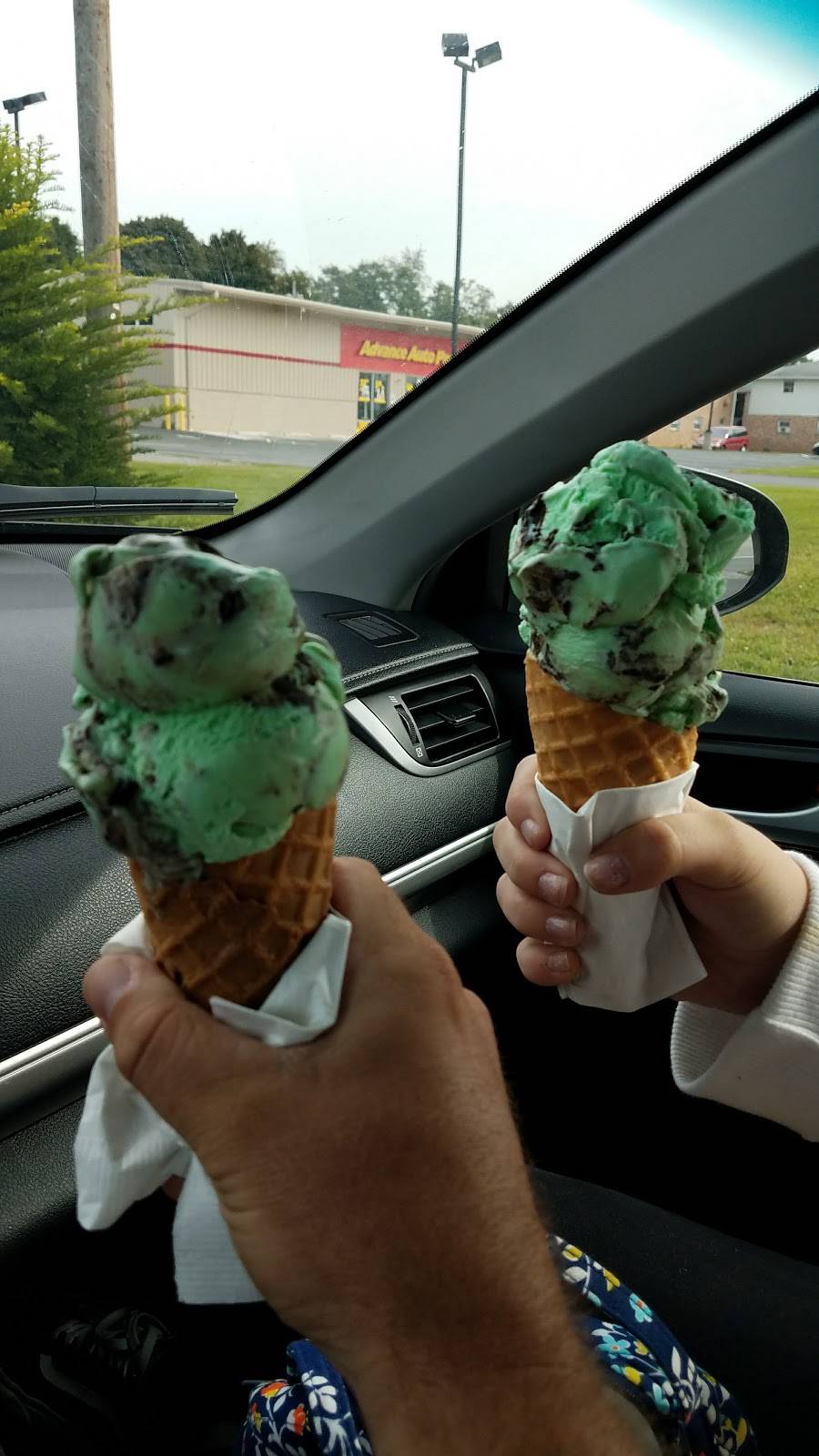 Mikies Ice Cream & Green Cow | meal takeaway | 179 S Antrim Way, Greencastle, PA 17225, USA | 7175974011 OR +1 717-597-4011