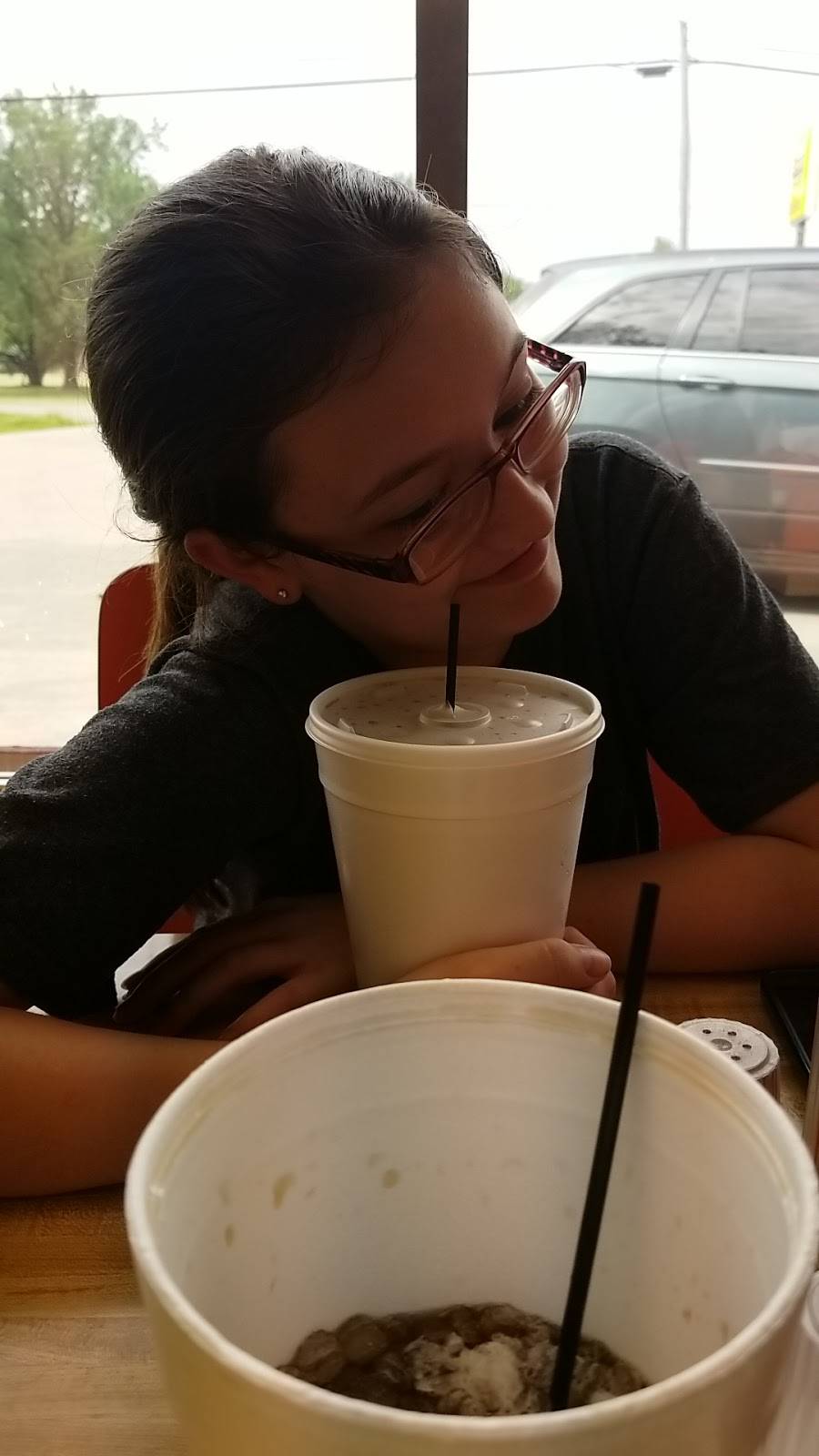 Julians Drive In | restaurant | 8190 Old Hwy 50, Flora, IL 62839, USA | 6186625636 OR +1 618-662-5636