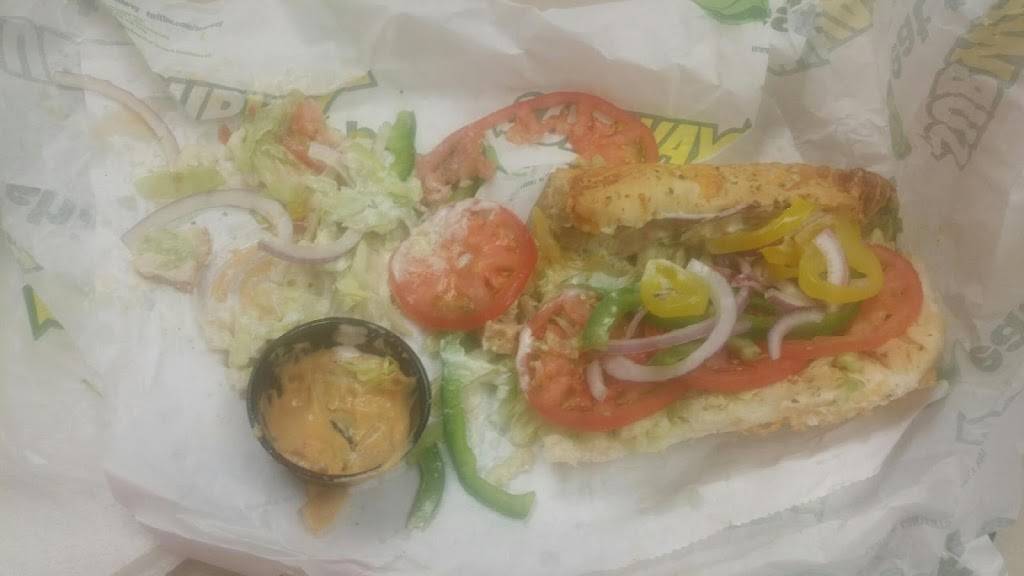 Subway Restaurants | restaurant | 139 Collins Rd a, Jefferson, WI 53549, USA | 9206747827 OR +1 920-674-7827