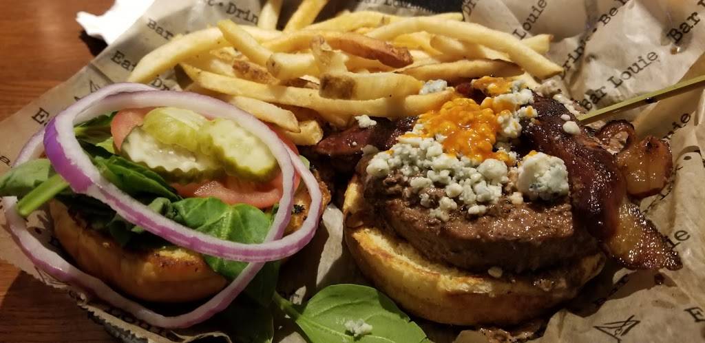 Bar Louie | night club | 15001 Potomac Town Pl #100, Woodbridge, VA 22191, USA | 5712988610 OR +1 571-298-8610