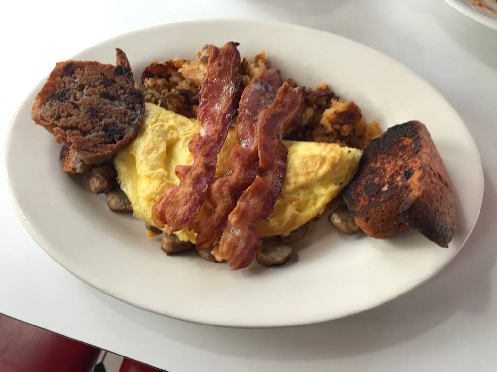 Airport Diner | restaurant | 10 Furlong Dr, Revere, MA 02151, USA | 7812893979 OR +1 781-289-3979