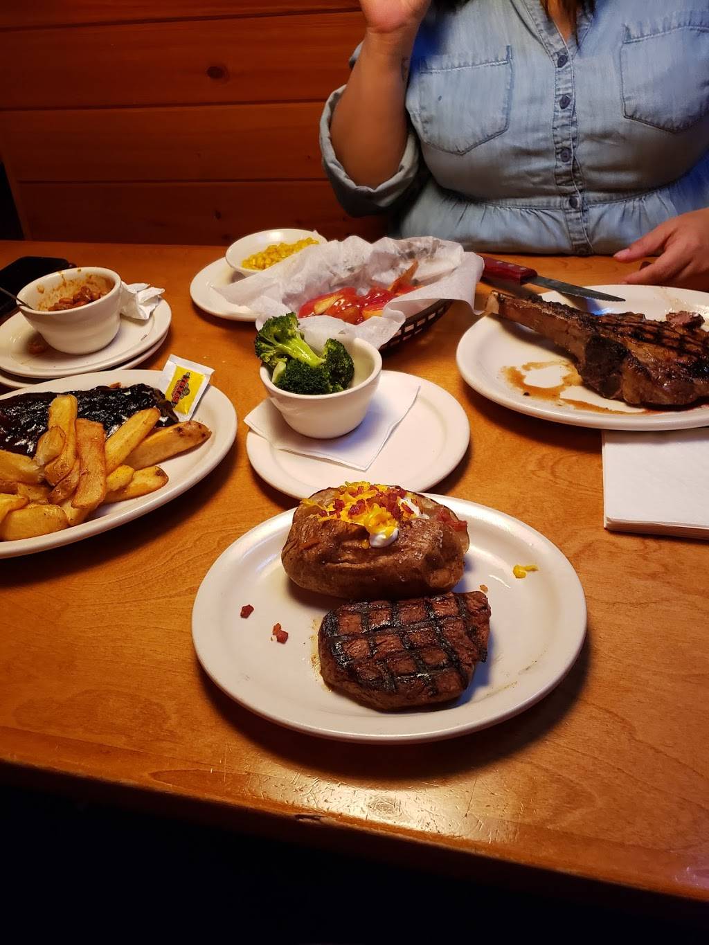 Texas Roadhouse | restaurant | 330 Reidville Dr Unit 2, Waterbury, CT 06705, USA | 2037570544 OR +1 203-757-0544