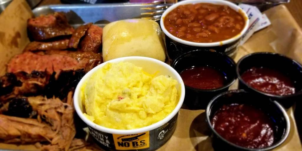 Dickeys Barbecue Pit | restaurant | 227 E Main St, Visalia, CA 93291, USA | 5597321510 OR +1 559-732-1510
