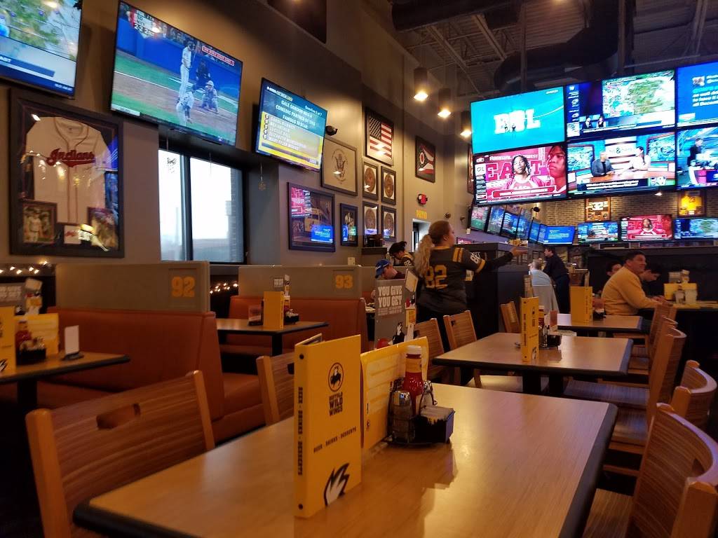 Buffalo Wild Wings | restaurant | 3011 Westgate Mall, Fairview Park, OH 44126, USA | 4403319464 OR +1 440-331-9464