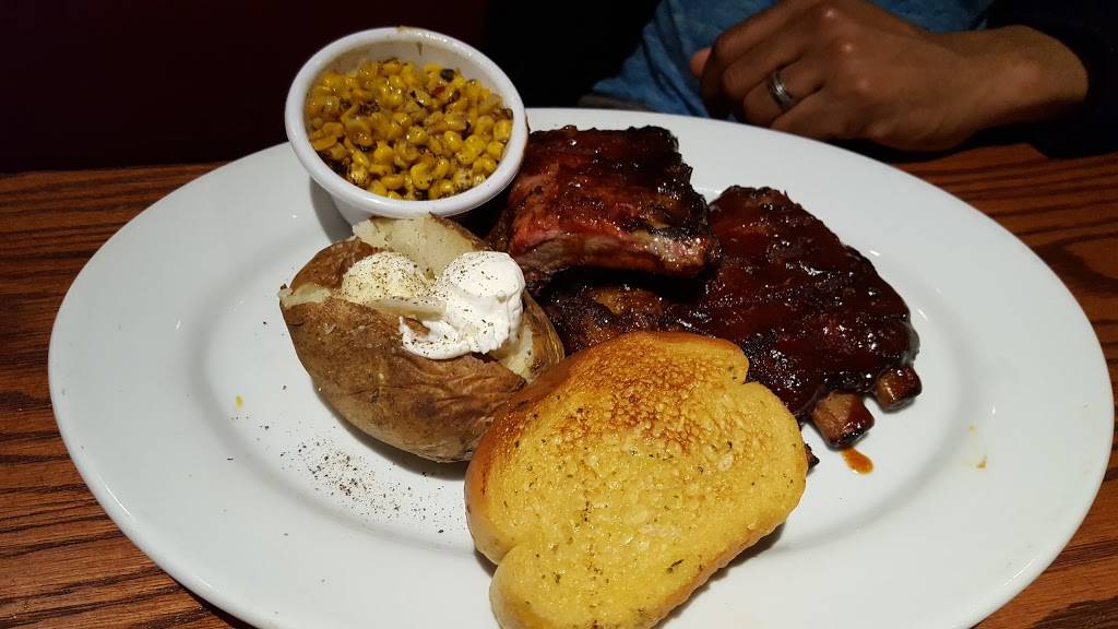 Smokey Bones | meal takeaway | 31b Universal Blvd, Warwick, RI 02886, USA | 4018212789 OR +1 401-821-2789