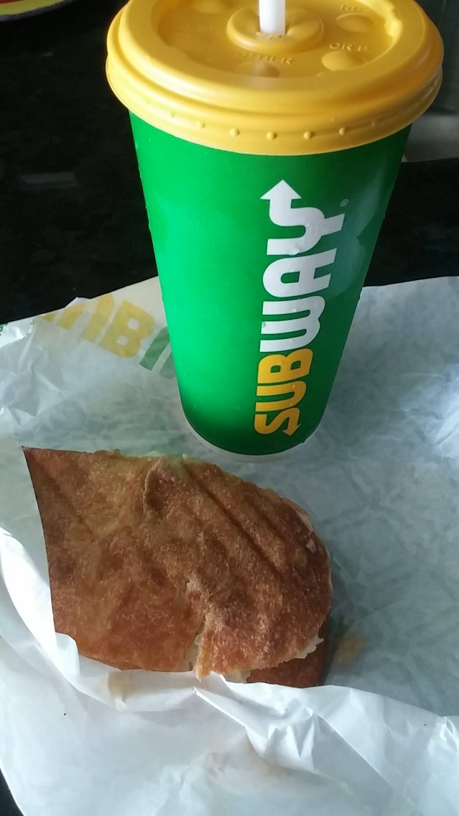 Subway | restaurant | 2378 Lake Shore Blvd W, Etobicoke, ON M8V 2L4, Canada | 4162559535 OR +1 416-255-9535