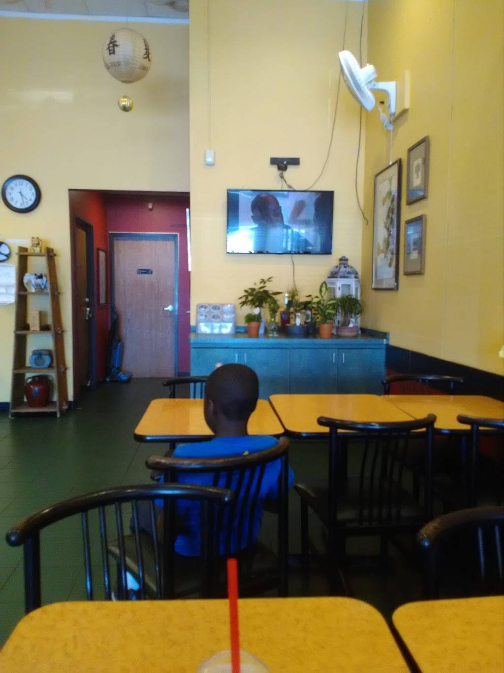 Lucky Dragon | restaurant | 2664 E Jefferson Ave, Detroit, MI 48207, USA | 3135677777 OR +1 313-567-7777