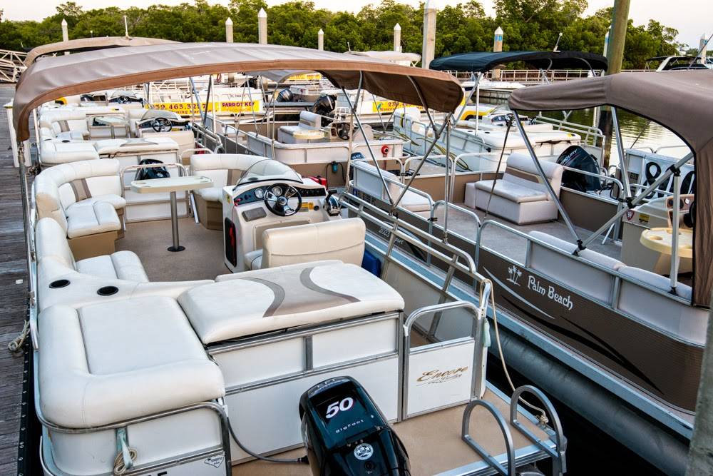 Salty Sams Marina | restaurant | 2500 Main St, Fort Myers Beach, FL 33931, USA | 2394637333 OR +1 239-463-7333