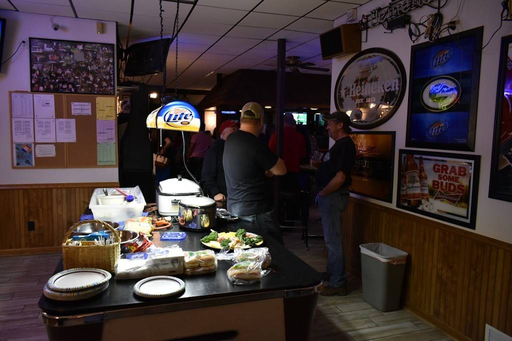 Golden Lion Sports Bar | restaurant | 1709 Rawson Ave, South Milwaukee, WI 53172, USA | 4147641510 OR +1 414-764-1510