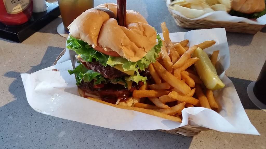 Leffs Lucky Town | restaurant | 7208 W State St, Wauwatosa, WI 53213, USA | 4142589886 OR +1 414-258-9886