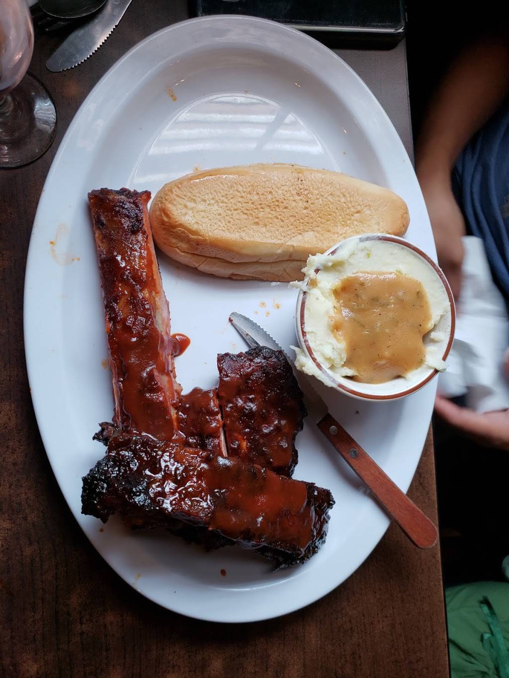 Chris & Pitts BBQ Restaurant | restaurant | 9243 Lakewood Blvd, Downey, CA 90240, USA | 5628699069 OR +1 562-869-9069