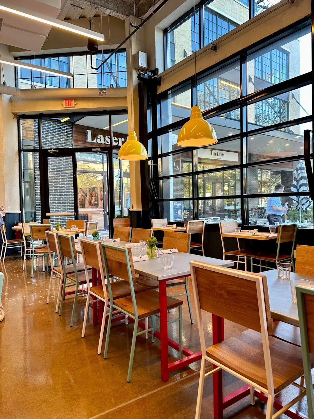 Seamores | restaurant | 2815 Clarendon Blvd, Arlington, VA 22201, USA | 7037213384 OR +1 703-721-3384