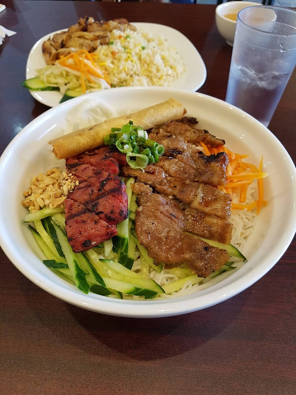 PHO WINDSOR | restaurant | 4450 Walker Rd, Windsor, ON N8W 5S6, Canada | 5199692188 OR +1 519-969-2188