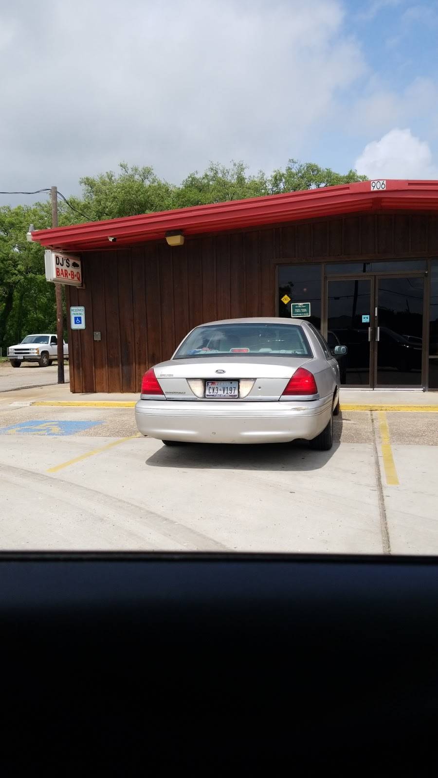 DJs Bar-B-Que | restaurant | 906 W Plantation Dr, Clute, TX 77531, USA | 9792656331 OR +1 979-265-6331