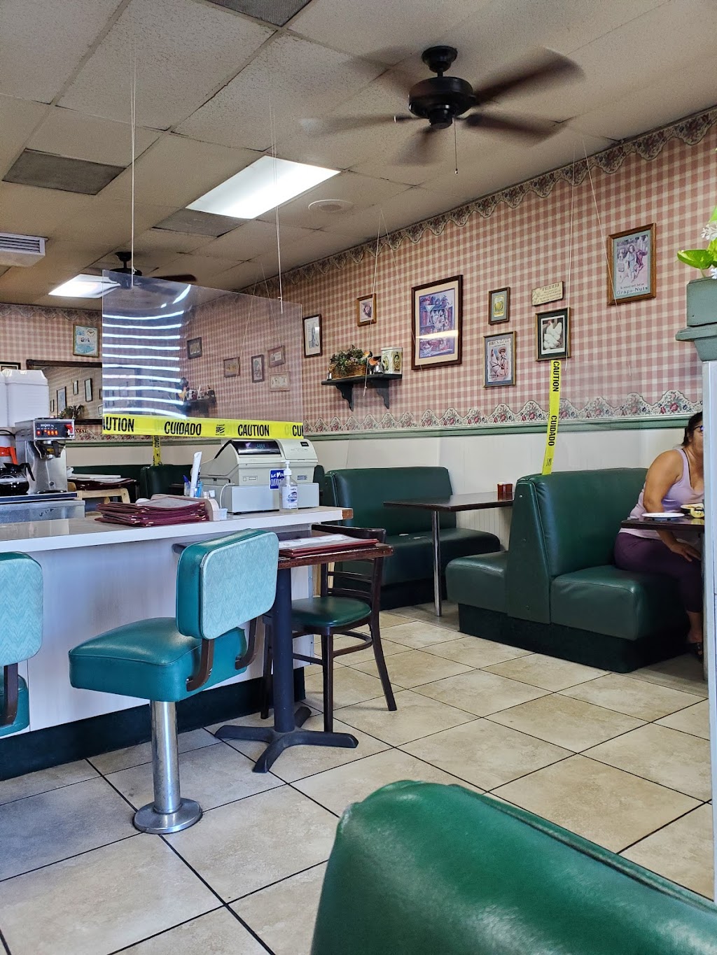 Mollies Kountry Kitchen | restaurant | 16727 Bear Valley Rd, Hesperia, CA 92345, USA | 7609493031 OR +1 760-949-3031