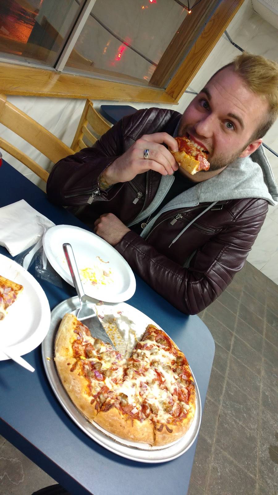 Zaynas Pizza | meal delivery | 714 E Brady St, Milwaukee, WI 53202, USA | 4142269999 OR +1 414-226-9999