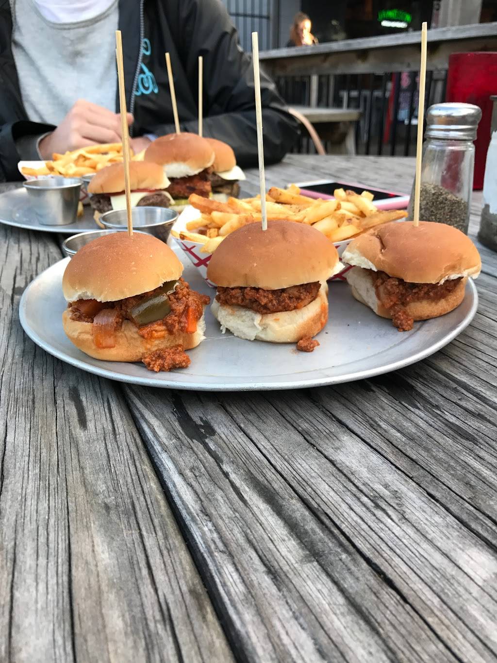 Slider Inn | restaurant | 2117 Peabody Ave, Memphis, TN 38104, USA | 9017251155 OR +1 901-725-1155