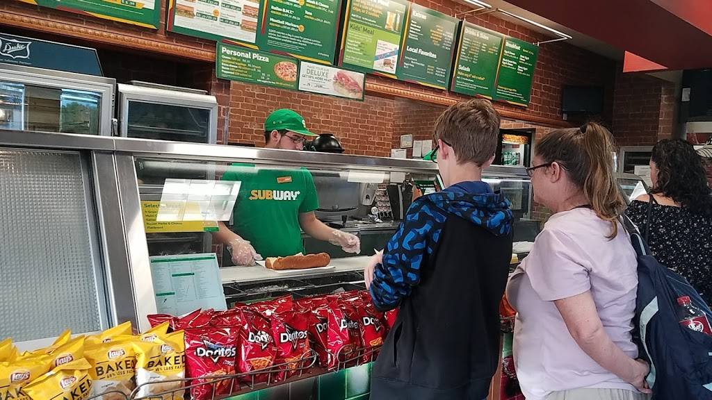 Subway | restaurant | 101 W Main St, Apopka, FL 32703, USA | 4078801131 OR +1 407-880-1131